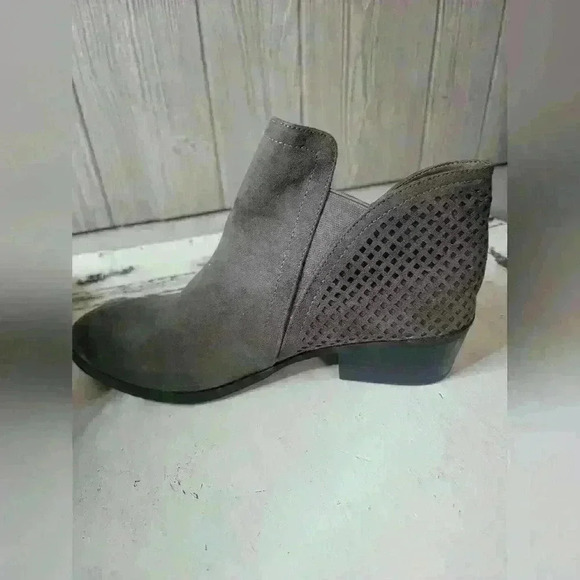 NWT Mia Gray suede ankle boots. Size 8.5 W - Picture 7 of 12